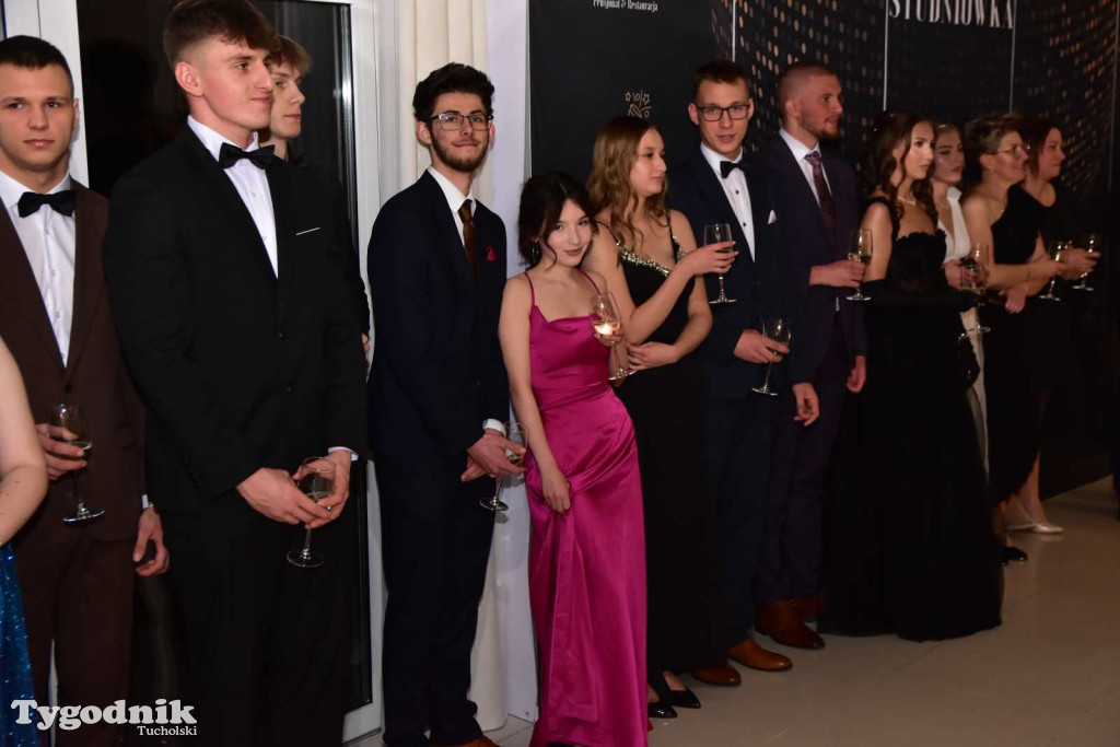 STUDNIÓWKA Zespołu Szkół Licealnych i Technicznych w Tucholi / CZ. 1 - ZDJĘCIA I FILMY - OTWARCIE, POLONEZ, ŚCIANKA