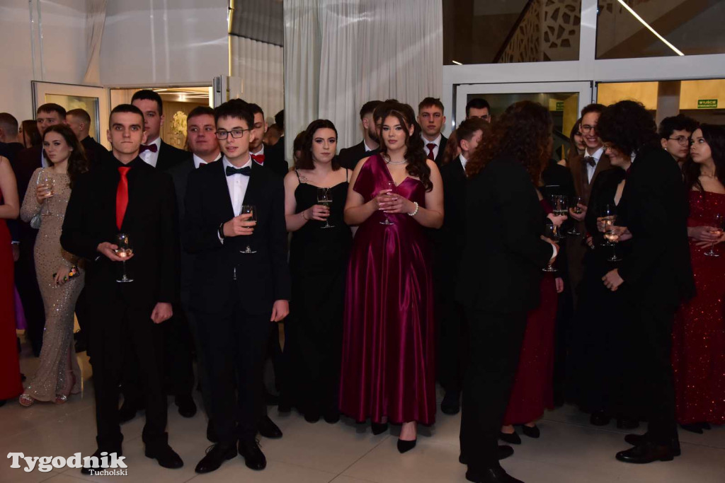 STUDNIÓWKA Zespołu Szkół Licealnych i Technicznych w Tucholi / CZ. 1 - ZDJĘCIA I FILMY - OTWARCIE, POLONEZ, ŚCIANKA