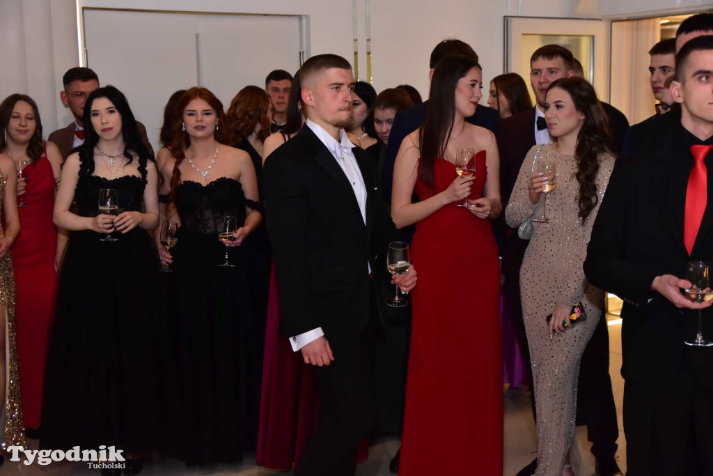 STUDNIÓWKA Zespołu Szkół Licealnych i Technicznych w Tucholi / CZ. 1 - ZDJĘCIA I FILMY - OTWARCIE, POLONEZ, ŚCIANKA