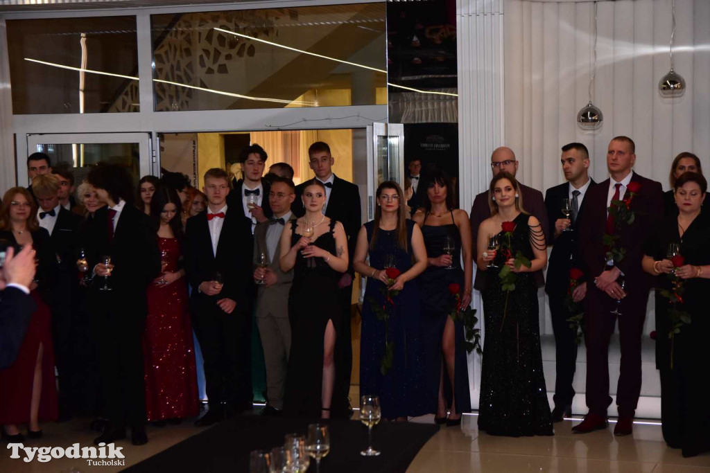 STUDNIÓWKA Zespołu Szkół Licealnych i Technicznych w Tucholi / CZ. 1 - ZDJĘCIA I FILMY - OTWARCIE, POLONEZ, ŚCIANKA