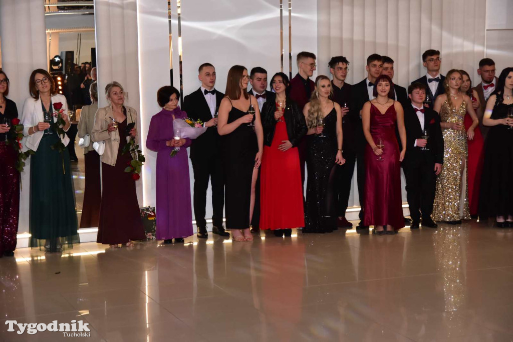 STUDNIÓWKA Zespołu Szkół Licealnych i Technicznych w Tucholi / CZ. 1 - ZDJĘCIA I FILMY - OTWARCIE, POLONEZ, ŚCIANKA