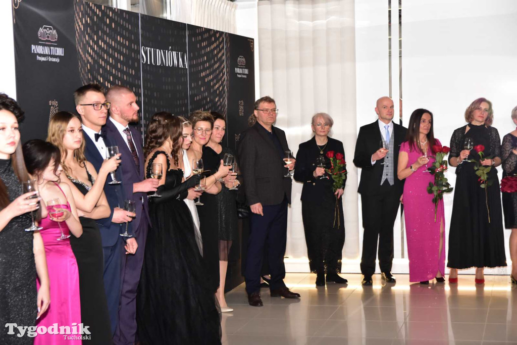 STUDNIÓWKA Zespołu Szkół Licealnych i Technicznych w Tucholi / CZ. 1 - ZDJĘCIA I FILMY - OTWARCIE, POLONEZ, ŚCIANKA