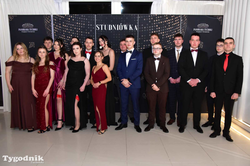 STUDNIÓWKA Zespołu Szkół Licealnych i Technicznych w Tucholi / CZ. 1 - ZDJĘCIA I FILMY - OTWARCIE, POLONEZ, ŚCIANKA