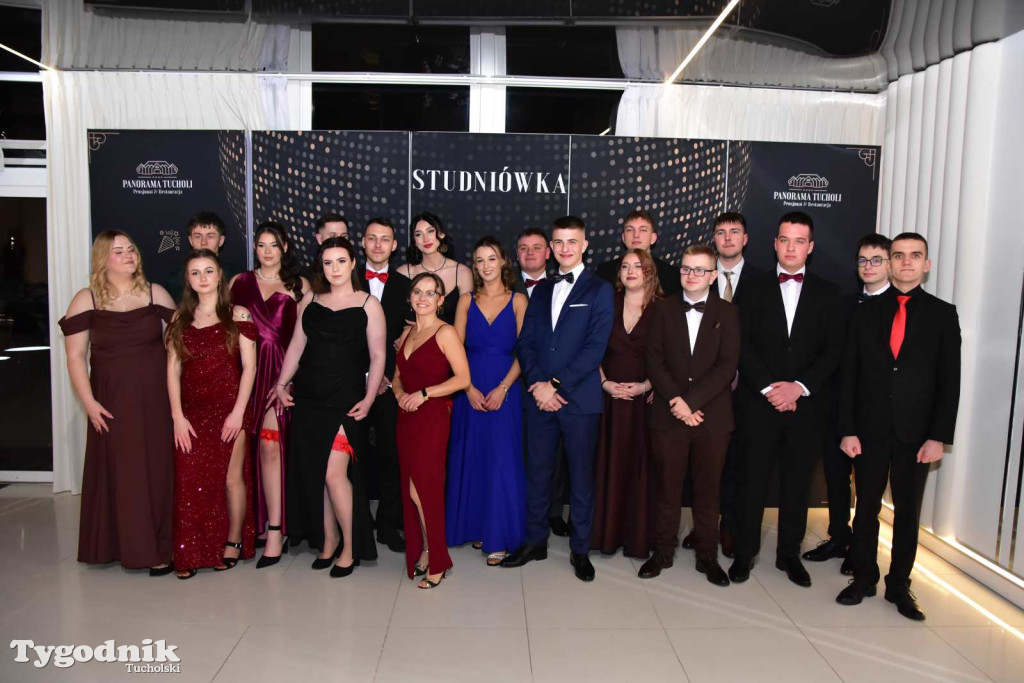 STUDNIÓWKA Zespołu Szkół Licealnych i Technicznych w Tucholi / CZ. 1 - ZDJĘCIA I FILMY - OTWARCIE, POLONEZ, ŚCIANKA