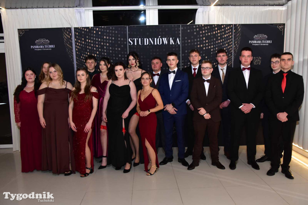 STUDNIÓWKA Zespołu Szkół Licealnych i Technicznych w Tucholi / CZ. 1 - ZDJĘCIA I FILMY - OTWARCIE, POLONEZ, ŚCIANKA