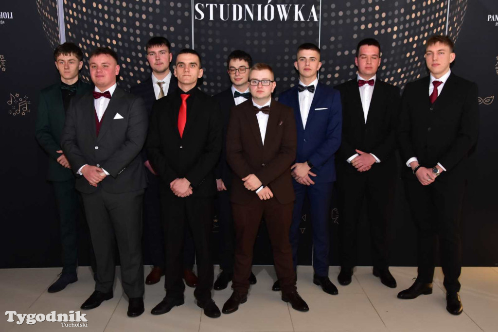 STUDNIÓWKA Zespołu Szkół Licealnych i Technicznych w Tucholi / CZ. 1 - ZDJĘCIA I FILMY - OTWARCIE, POLONEZ, ŚCIANKA