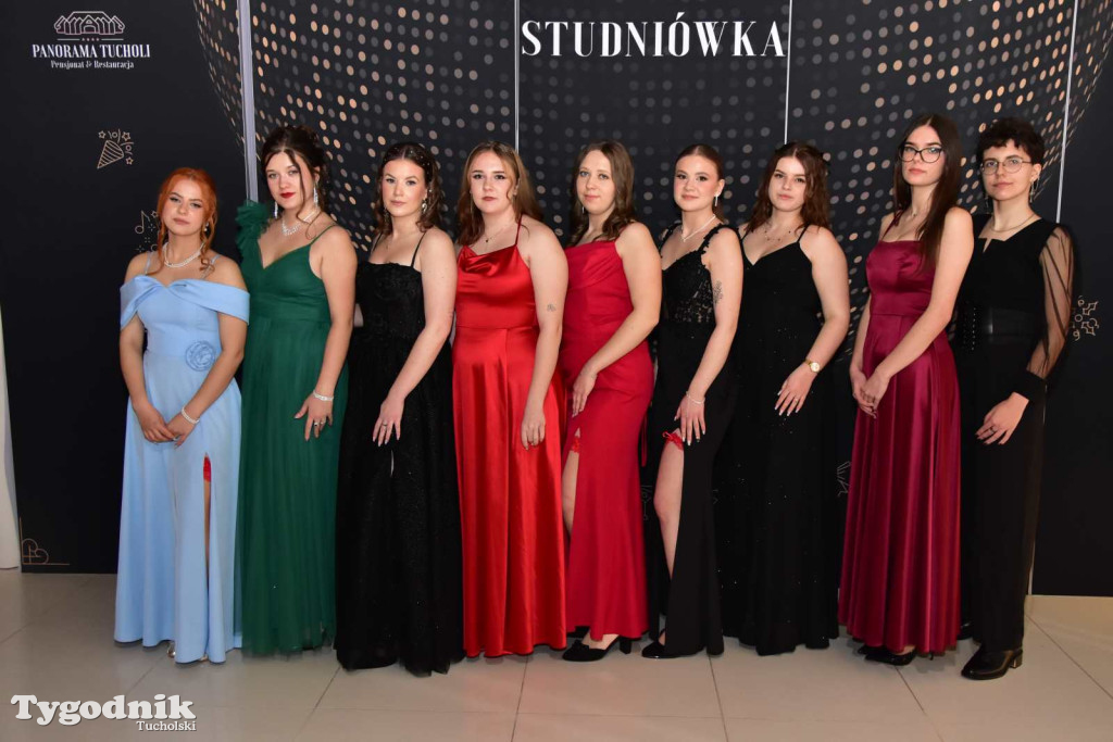 STUDNIÓWKA Zespołu Szkół Licealnych i Technicznych w Tucholi / CZ. 1 - ZDJĘCIA I FILMY - OTWARCIE, POLONEZ, ŚCIANKA