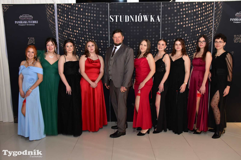 STUDNIÓWKA Zespołu Szkół Licealnych i Technicznych w Tucholi / CZ. 1 - ZDJĘCIA I FILMY - OTWARCIE, POLONEZ, ŚCIANKA