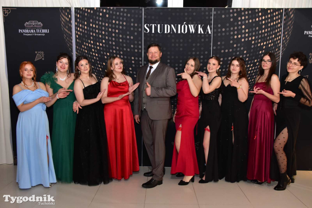 STUDNIÓWKA Zespołu Szkół Licealnych i Technicznych w Tucholi / CZ. 1 - ZDJĘCIA I FILMY - OTWARCIE, POLONEZ, ŚCIANKA