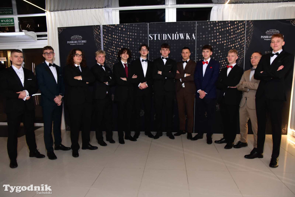 STUDNIÓWKA Zespołu Szkół Licealnych i Technicznych w Tucholi / CZ. 1 - ZDJĘCIA I FILMY - OTWARCIE, POLONEZ, ŚCIANKA