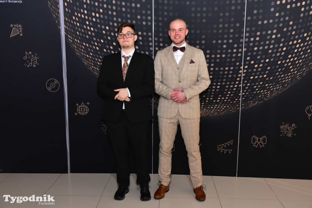 STUDNIÓWKA Zespołu Szkół Licealnych i Technicznych w Tucholi / CZ. 1 - ZDJĘCIA I FILMY - OTWARCIE, POLONEZ, ŚCIANKA