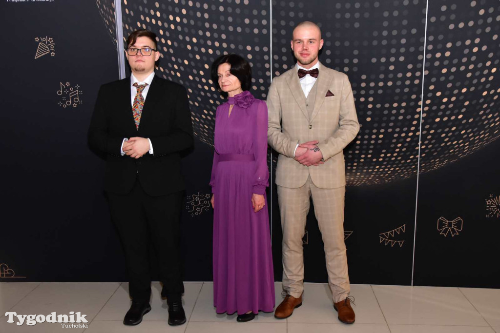 STUDNIÓWKA Zespołu Szkół Licealnych i Technicznych w Tucholi / CZ. 1 - ZDJĘCIA I FILMY - OTWARCIE, POLONEZ, ŚCIANKA