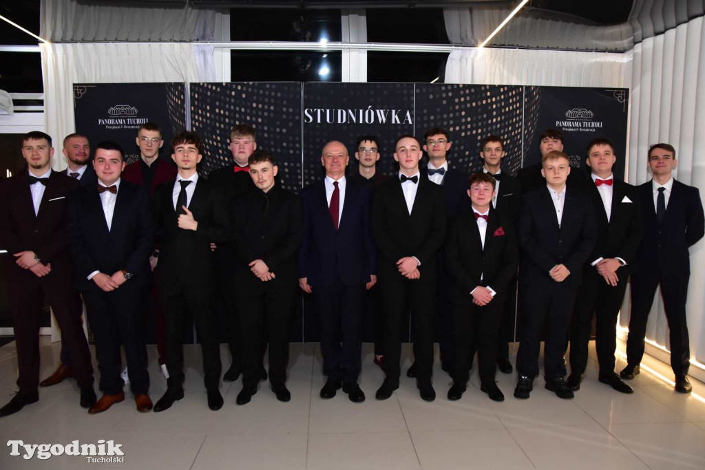 STUDNIÓWKA Zespołu Szkół Licealnych i Technicznych w Tucholi / CZ. 1 - ZDJĘCIA I FILMY - OTWARCIE, POLONEZ, ŚCIANKA