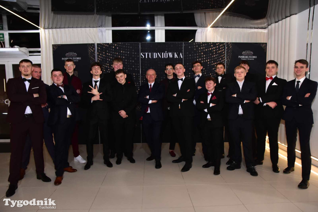 STUDNIÓWKA Zespołu Szkół Licealnych i Technicznych w Tucholi / CZ. 1 - ZDJĘCIA I FILMY - OTWARCIE, POLONEZ, ŚCIANKA