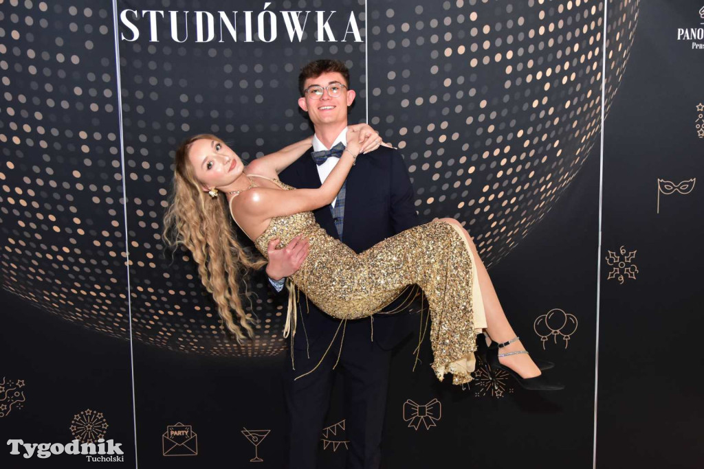 STUDNIÓWKA Zespołu Szkół Licealnych i Technicznych w Tucholi / CZ. 1 - ZDJĘCIA I FILMY - OTWARCIE, POLONEZ, ŚCIANKA