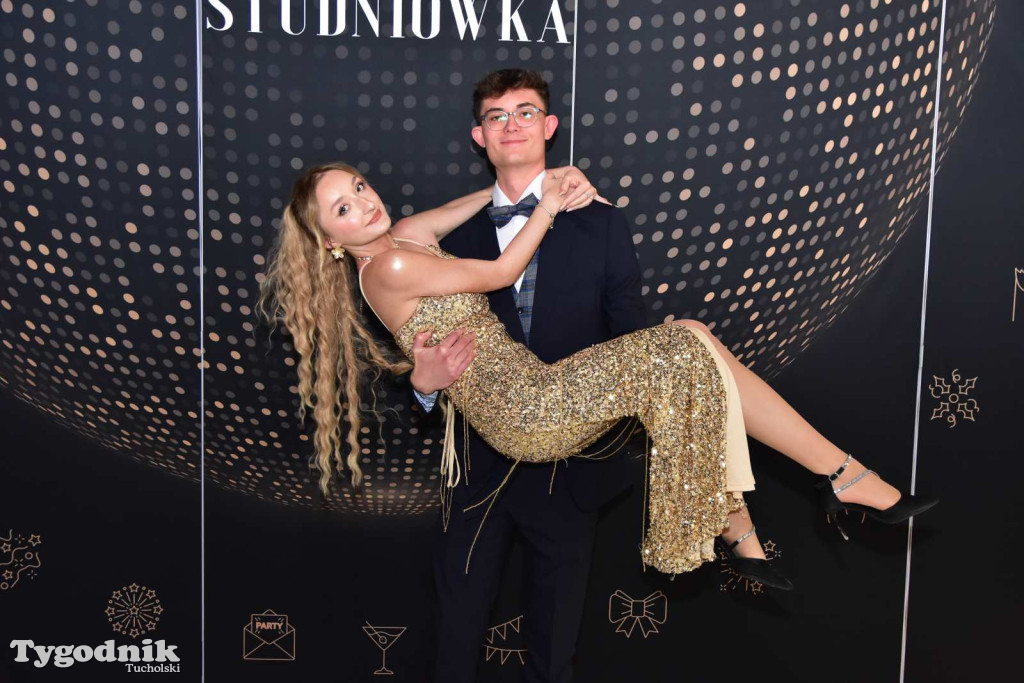 STUDNIÓWKA Zespołu Szkół Licealnych i Technicznych w Tucholi / CZ. 1 - ZDJĘCIA I FILMY - OTWARCIE, POLONEZ, ŚCIANKA