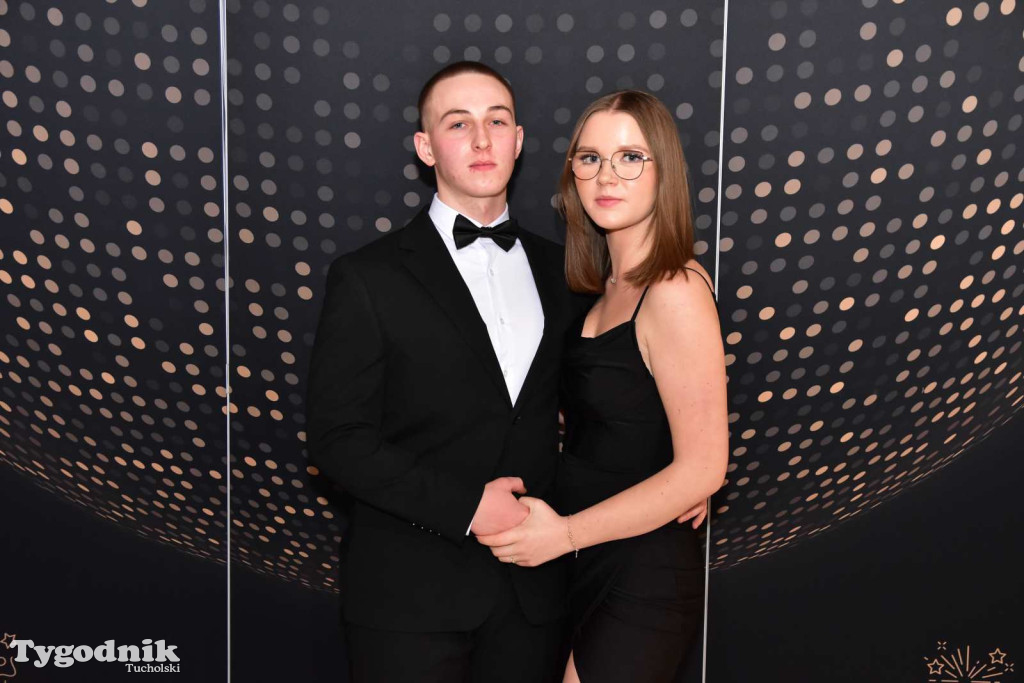 STUDNIÓWKA Zespołu Szkół Licealnych i Technicznych w Tucholi / CZ. 1 - ZDJĘCIA I FILMY - OTWARCIE, POLONEZ, ŚCIANKA