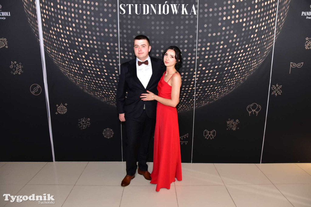 STUDNIÓWKA Zespołu Szkół Licealnych i Technicznych w Tucholi / CZ. 1 - ZDJĘCIA I FILMY - OTWARCIE, POLONEZ, ŚCIANKA