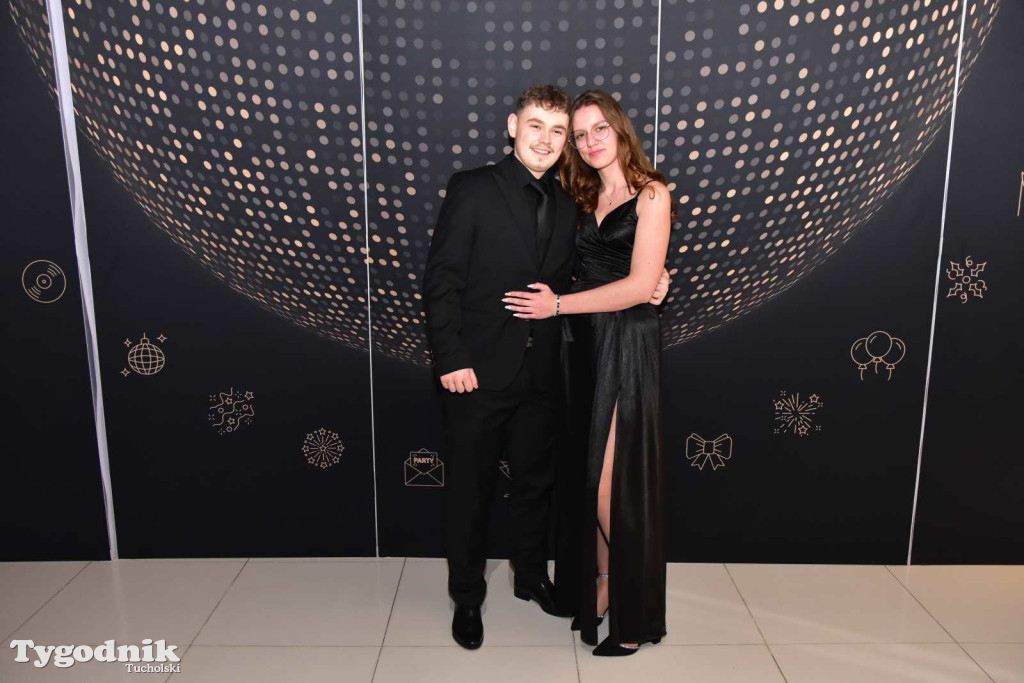 STUDNIÓWKA Zespołu Szkół Licealnych i Technicznych w Tucholi / CZ. 1 - ZDJĘCIA I FILMY - OTWARCIE, POLONEZ, ŚCIANKA