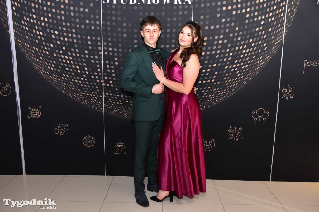 STUDNIÓWKA Zespołu Szkół Licealnych i Technicznych w Tucholi / CZ. 1 - ZDJĘCIA I FILMY - OTWARCIE, POLONEZ, ŚCIANKA