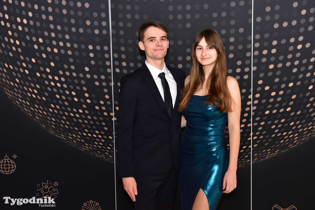 STUDNIÓWKA Zespołu Szkół Licealnych i Technicznych w Tucholi / CZ. 1 - ZDJĘCIA I FILMY - OTWARCIE, POLONEZ, ŚCIANKA