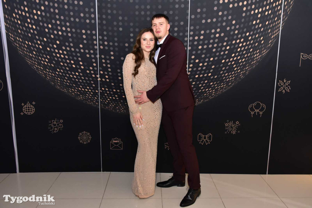 STUDNIÓWKA Zespołu Szkół Licealnych i Technicznych w Tucholi / CZ. 1 - ZDJĘCIA I FILMY - OTWARCIE, POLONEZ, ŚCIANKA