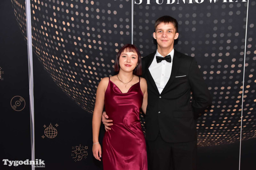 STUDNIÓWKA Zespołu Szkół Licealnych i Technicznych w Tucholi / CZ. 1 - ZDJĘCIA I FILMY - OTWARCIE, POLONEZ, ŚCIANKA