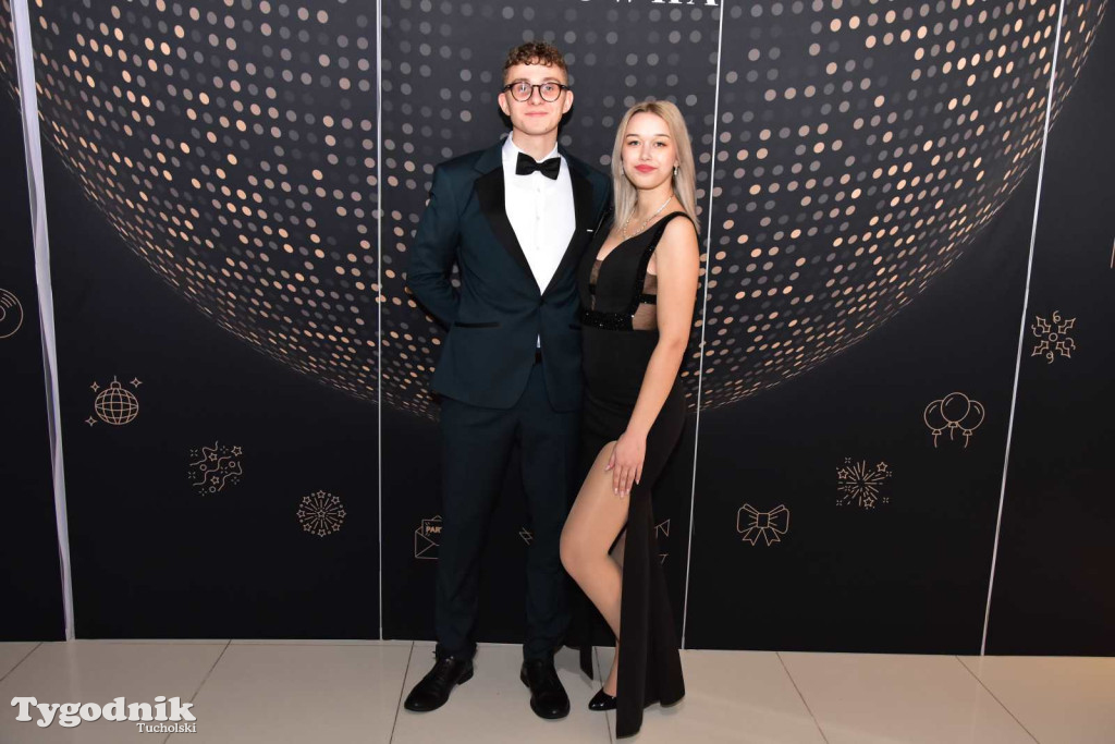 STUDNIÓWKA Zespołu Szkół Licealnych i Technicznych w Tucholi / CZ. 1 - ZDJĘCIA I FILMY - OTWARCIE, POLONEZ, ŚCIANKA