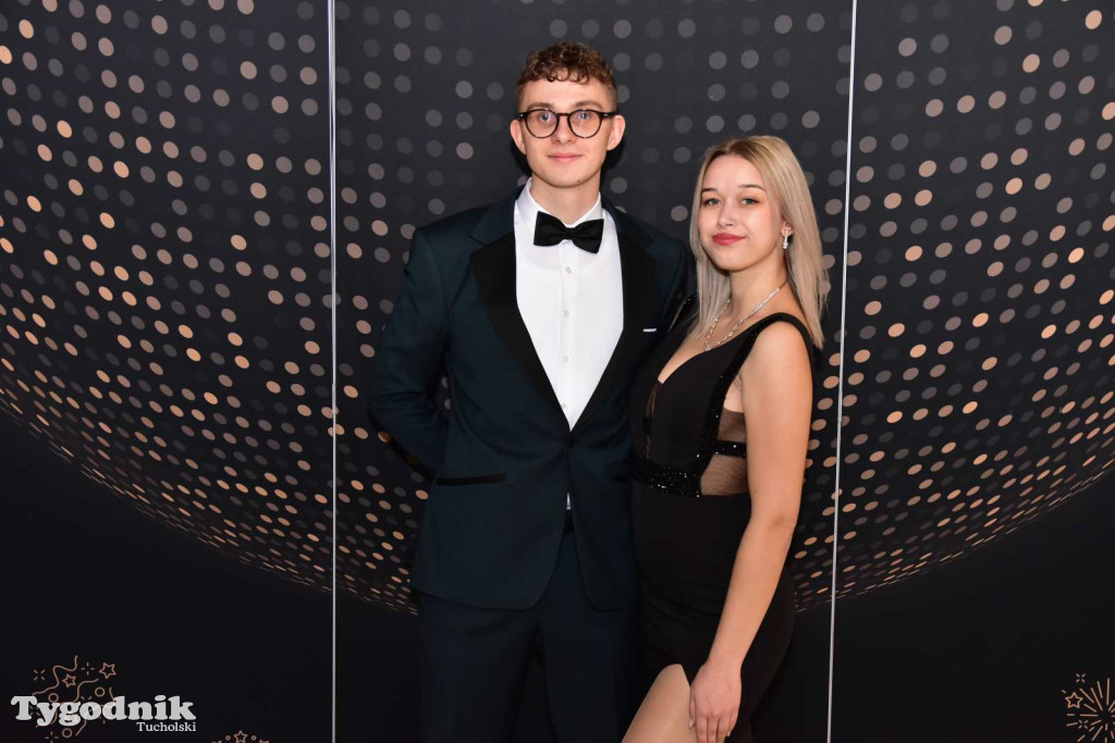 STUDNIÓWKA Zespołu Szkół Licealnych i Technicznych w Tucholi / CZ. 1 - ZDJĘCIA I FILMY - OTWARCIE, POLONEZ, ŚCIANKA