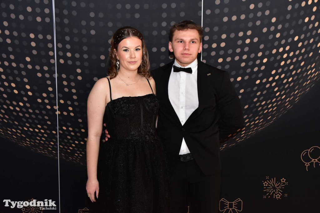 STUDNIÓWKA Zespołu Szkół Licealnych i Technicznych w Tucholi / CZ. 1 - ZDJĘCIA I FILMY - OTWARCIE, POLONEZ, ŚCIANKA