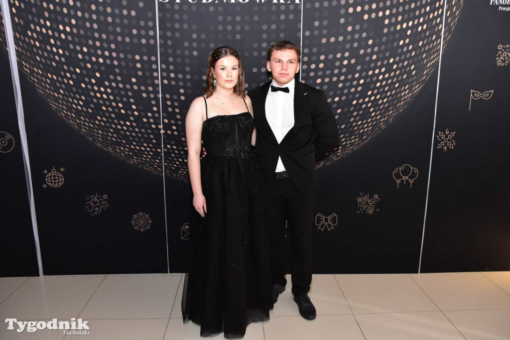 STUDNIÓWKA Zespołu Szkół Licealnych i Technicznych w Tucholi / CZ. 1 - ZDJĘCIA I FILMY - OTWARCIE, POLONEZ, ŚCIANKA