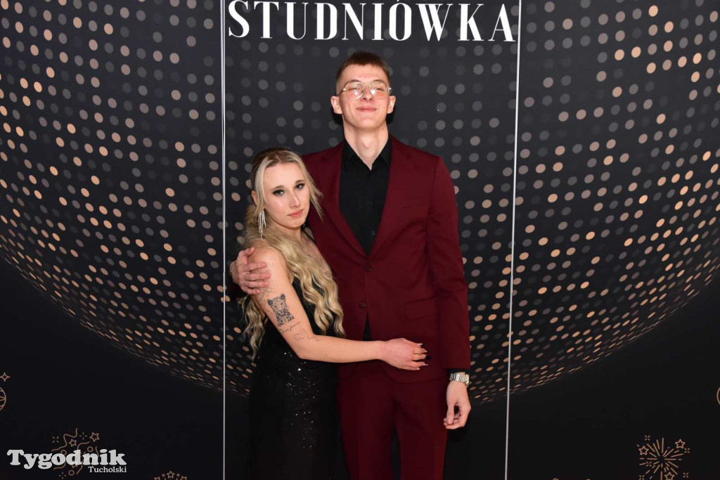 STUDNIÓWKA Zespołu Szkół Licealnych i Technicznych w Tucholi / CZ. 1 - ZDJĘCIA I FILMY - OTWARCIE, POLONEZ, ŚCIANKA