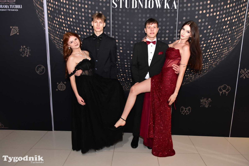 STUDNIÓWKA Zespołu Szkół Licealnych i Technicznych w Tucholi / CZ. 1 - ZDJĘCIA I FILMY - OTWARCIE, POLONEZ, ŚCIANKA