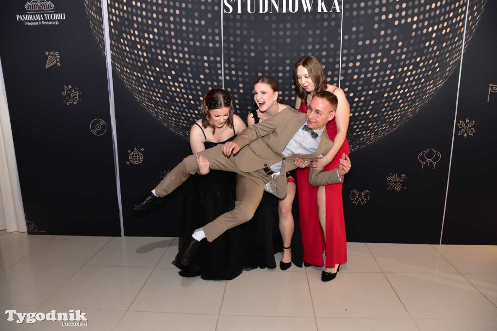 STUDNIÓWKA Zespołu Szkół Licealnych i Technicznych w Tucholi / CZ. 1 - ZDJĘCIA I FILMY - OTWARCIE, POLONEZ, ŚCIANKA