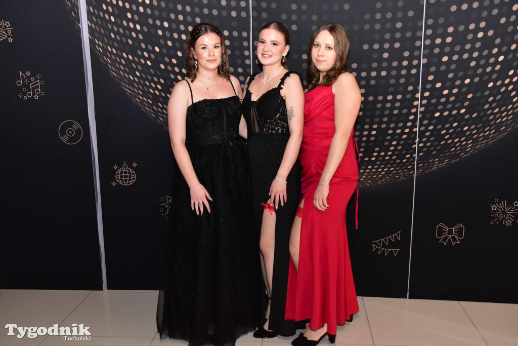 STUDNIÓWKA Zespołu Szkół Licealnych i Technicznych w Tucholi / CZ. 1 - ZDJĘCIA I FILMY - OTWARCIE, POLONEZ, ŚCIANKA