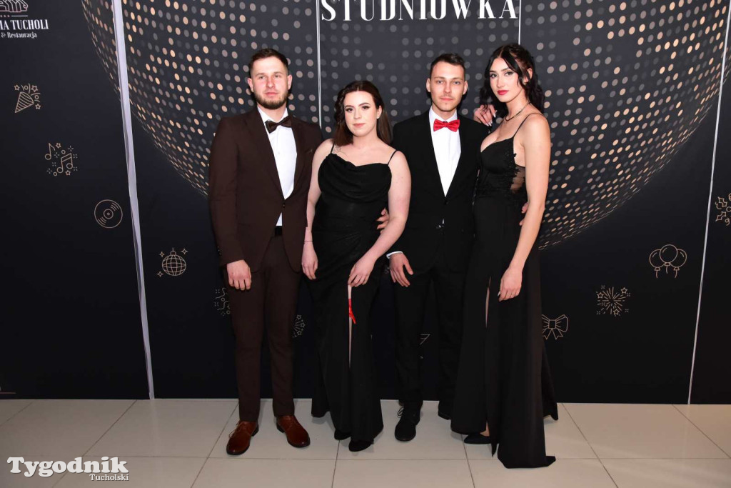 STUDNIÓWKA Zespołu Szkół Licealnych i Technicznych w Tucholi / CZ. 1 - ZDJĘCIA I FILMY - OTWARCIE, POLONEZ, ŚCIANKA