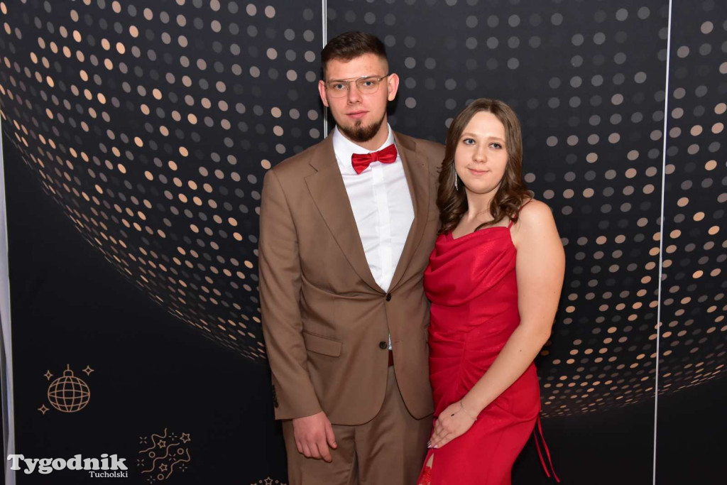 STUDNIÓWKA Zespołu Szkół Licealnych i Technicznych w Tucholi / CZ. 1 - ZDJĘCIA I FILMY - OTWARCIE, POLONEZ, ŚCIANKA