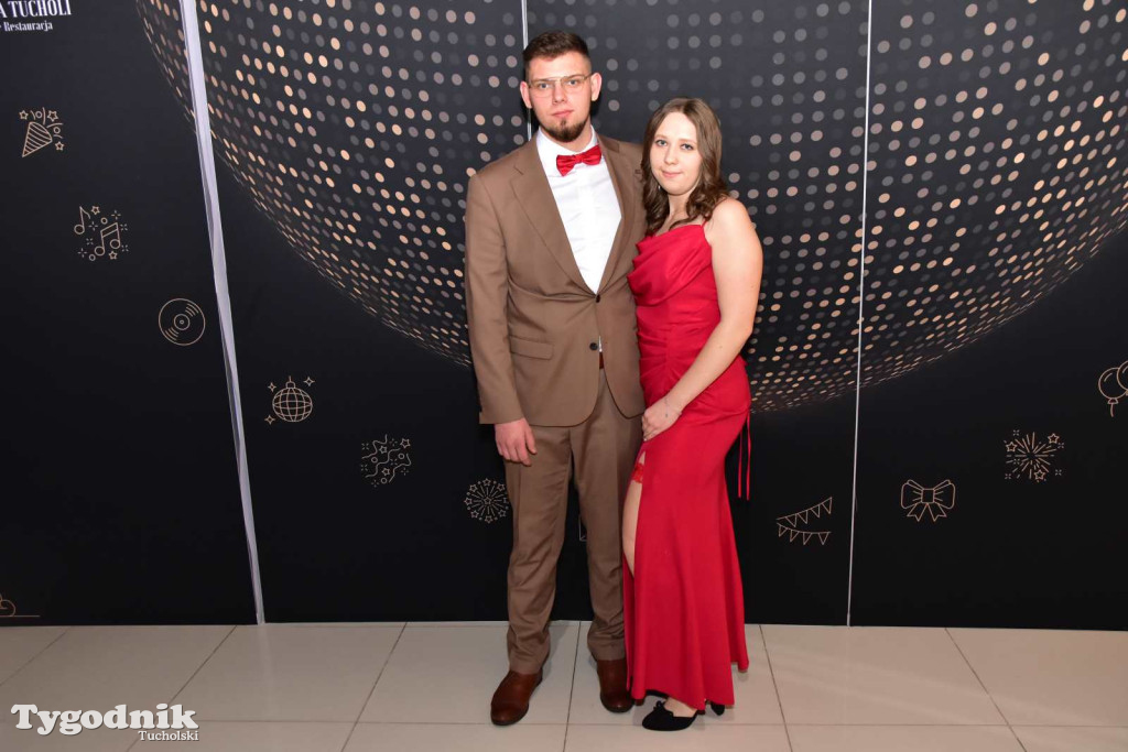 STUDNIÓWKA Zespołu Szkół Licealnych i Technicznych w Tucholi / CZ. 1 - ZDJĘCIA I FILMY - OTWARCIE, POLONEZ, ŚCIANKA