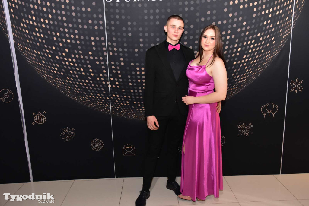 STUDNIÓWKA Zespołu Szkół Licealnych i Technicznych w Tucholi / CZ. 1 - ZDJĘCIA I FILMY - OTWARCIE, POLONEZ, ŚCIANKA