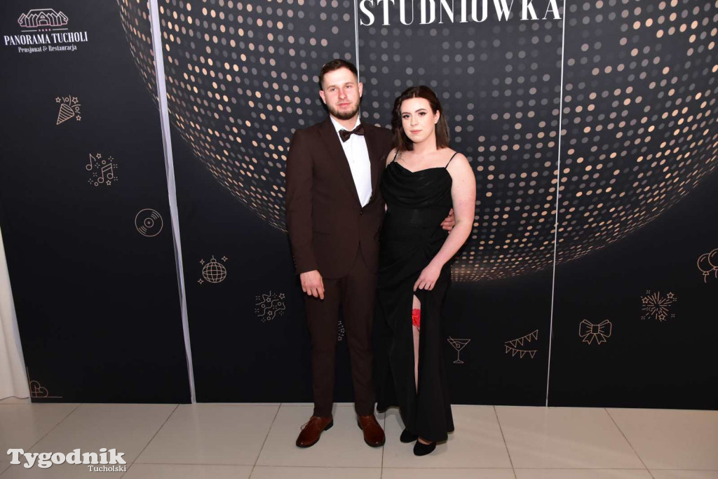 STUDNIÓWKA Zespołu Szkół Licealnych i Technicznych w Tucholi / CZ. 1 - ZDJĘCIA I FILMY - OTWARCIE, POLONEZ, ŚCIANKA