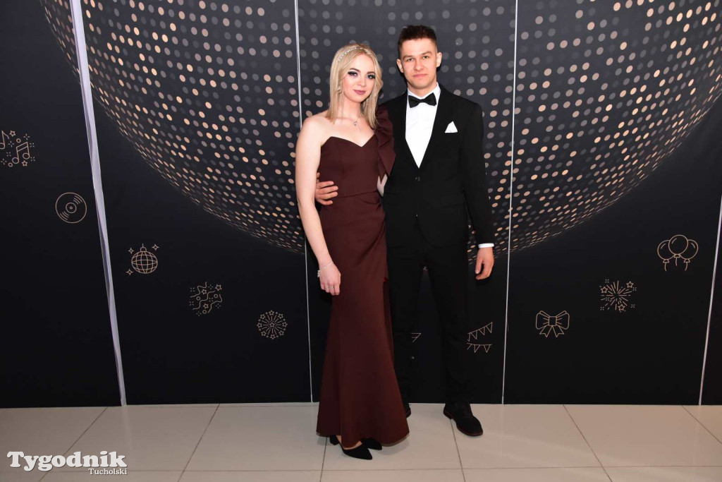 STUDNIÓWKA Zespołu Szkół Licealnych i Technicznych w Tucholi / CZ. 1 - ZDJĘCIA I FILMY - OTWARCIE, POLONEZ, ŚCIANKA