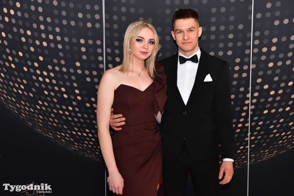 STUDNIÓWKA Zespołu Szkół Licealnych i Technicznych w Tucholi / CZ. 1 - ZDJĘCIA I FILMY - OTWARCIE, POLONEZ, ŚCIANKA