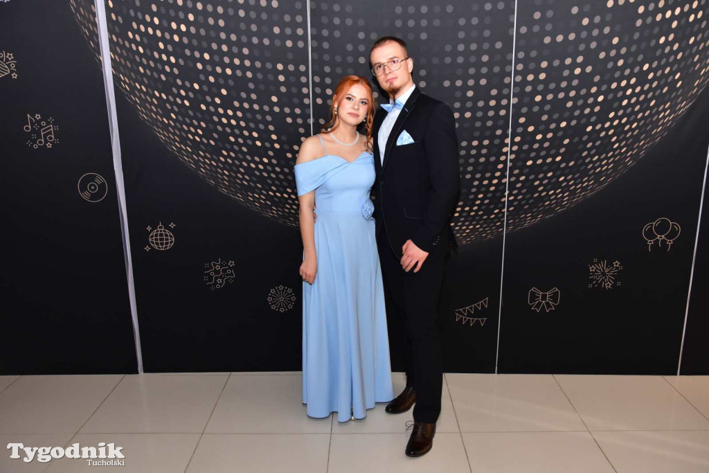 STUDNIÓWKA Zespołu Szkół Licealnych i Technicznych w Tucholi / CZ. 1 - ZDJĘCIA I FILMY - OTWARCIE, POLONEZ, ŚCIANKA