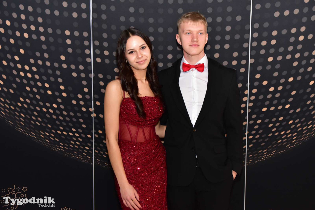 STUDNIÓWKA Zespołu Szkół Licealnych i Technicznych w Tucholi / CZ. 1 - ZDJĘCIA I FILMY - OTWARCIE, POLONEZ, ŚCIANKA