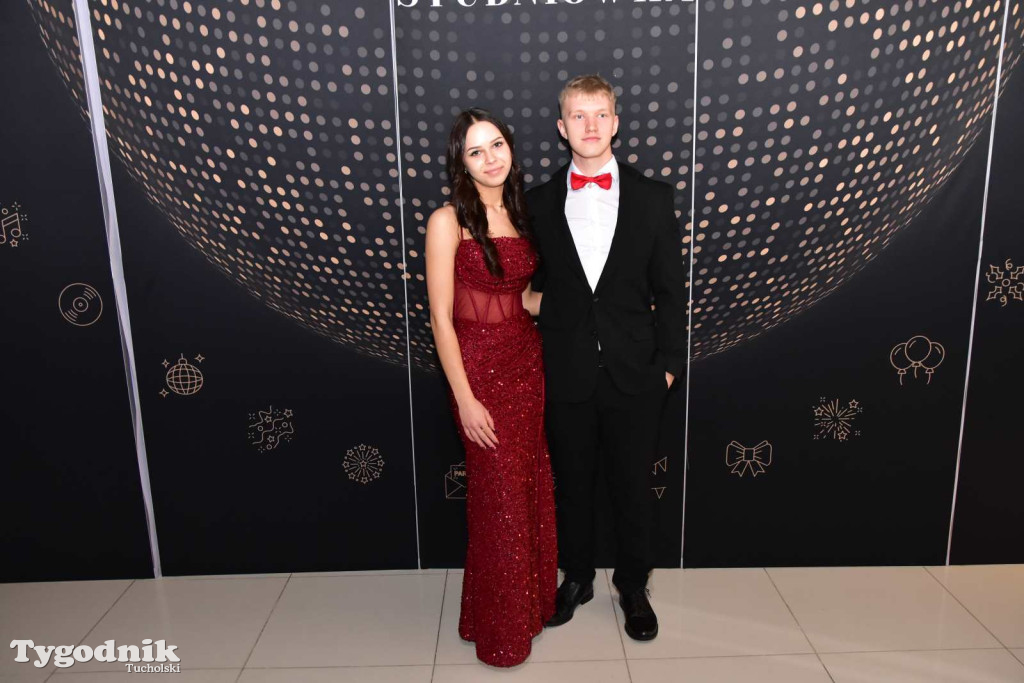 STUDNIÓWKA Zespołu Szkół Licealnych i Technicznych w Tucholi / CZ. 1 - ZDJĘCIA I FILMY - OTWARCIE, POLONEZ, ŚCIANKA