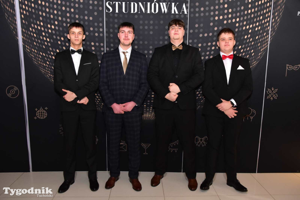 STUDNIÓWKA Zespołu Szkół Licealnych i Technicznych w Tucholi / CZ. 1 - ZDJĘCIA I FILMY - OTWARCIE, POLONEZ, ŚCIANKA