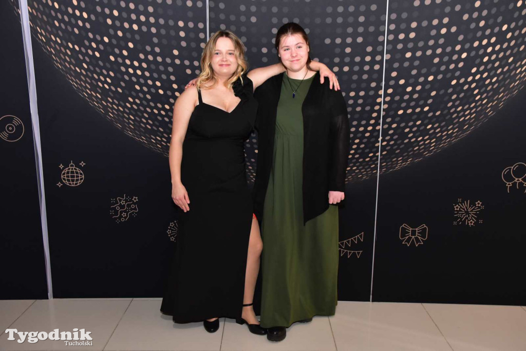 STUDNIÓWKA Zespołu Szkół Licealnych i Technicznych w Tucholi / CZ. 1 - ZDJĘCIA I FILMY - OTWARCIE, POLONEZ, ŚCIANKA