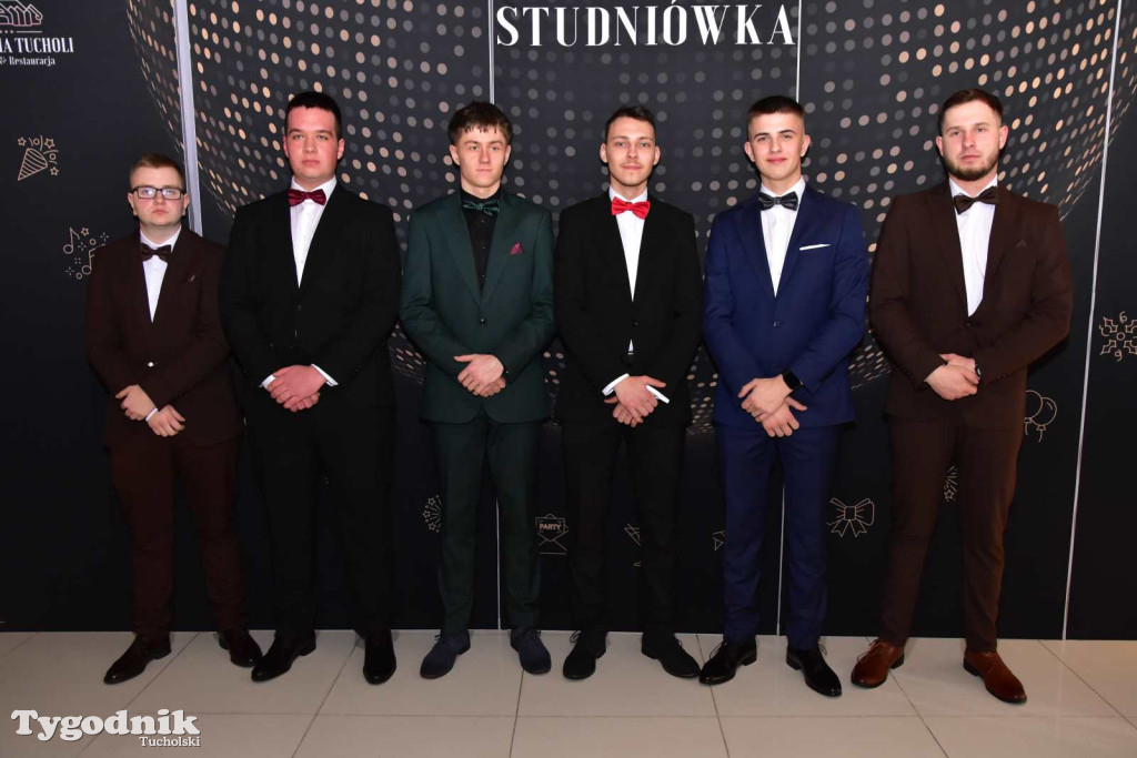 STUDNIÓWKA Zespołu Szkół Licealnych i Technicznych w Tucholi / CZ. 1 - ZDJĘCIA I FILMY - OTWARCIE, POLONEZ, ŚCIANKA