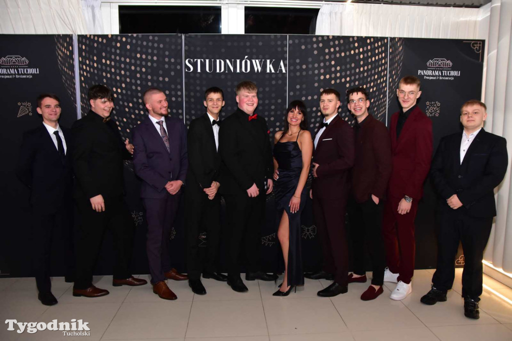 STUDNIÓWKA Zespołu Szkół Licealnych i Technicznych w Tucholi / CZ. 1 - ZDJĘCIA I FILMY - OTWARCIE, POLONEZ, ŚCIANKA