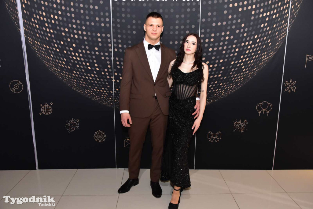 STUDNIÓWKA Zespołu Szkół Licealnych i Technicznych w Tucholi / CZ. 1 - ZDJĘCIA I FILMY - OTWARCIE, POLONEZ, ŚCIANKA